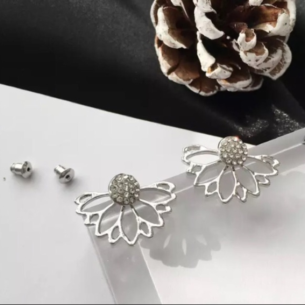 💙💎FLOWER EARRINGS!!💎💙BLING! SILVER TONE! LOVE! - Picture 2 of 6